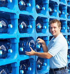 Hochwertiges Quellwasser mit Frischesiegel für Ihren Wasserspender Hochwertiges Quellwasser mit Frischesiegel für Ihren Wasserspender